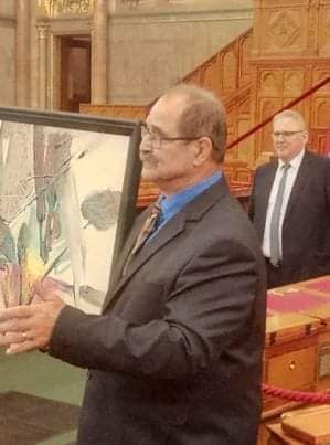 Ján Pepó odovzdáva môj obraz Antonovi Paulikovi  v Maďarskom parlamente.
