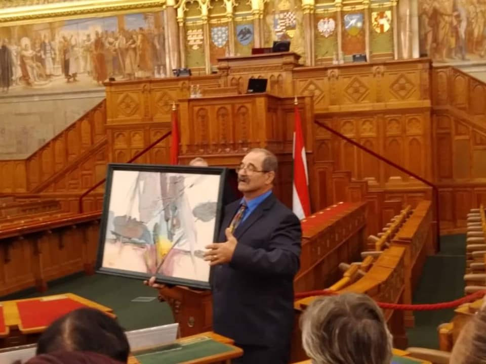Ján Pepó odovzdáva môj obraz Antonovi Paulikovi  v Maďarskom parlamente.